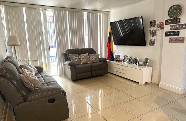 8820 Fontainebleau Blvd in Miami, FL - Building Photo - Building Photo