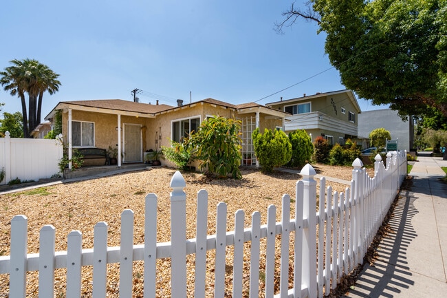 2302 W Oak St, Unit 1 in Burbank, CA - Building Photo - Building Photo