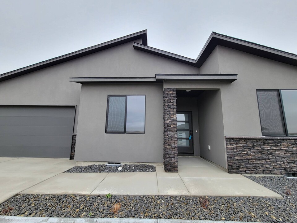 6638 W 24th Ave in Kennewick, WA - Building Photo