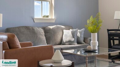 1000 Forestview Dr in Oakwood, GA - Foto de edificio - Building Photo