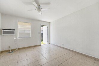 406 NW 7th Ct in Hallandale Beach, FL - Building Photo - Building Photo