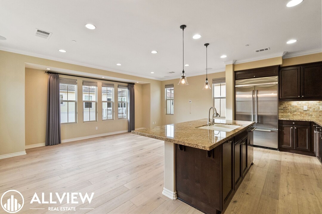 21436 Avery Ln in Huntington Beach, CA - Foto de edificio