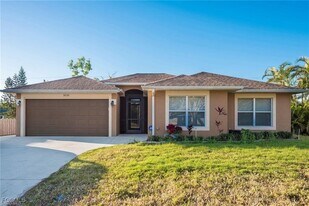 9036 Henry Rd in Ft. Myers, FL - Building Photo