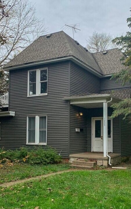 1233 7th St in Hudson, WI - Building Photo