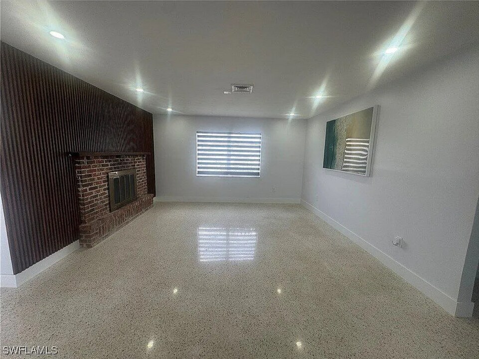 2231 Isle of Pines Ave in Ft. Myers, FL - Foto de edificio
