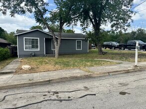 235 Bee St in San Antonio, TX - Building Photo - Building Photo
