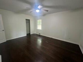 2032 S Akin Dr in Atlanta, GA - Building Photo - Building Photo