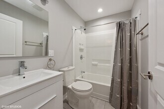2737 W Evergreen Ave in Chicago, IL - Building Photo - Building Photo