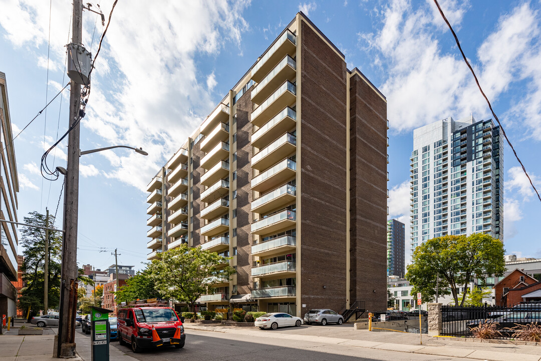 Regency Towers in Ottawa, ON - Building Photo