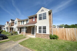 701 Nottaway Dr in Chesapeake, VA - Building Photo