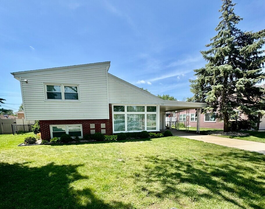 7219 Lyons St in Morton Grove, IL - Building Photo