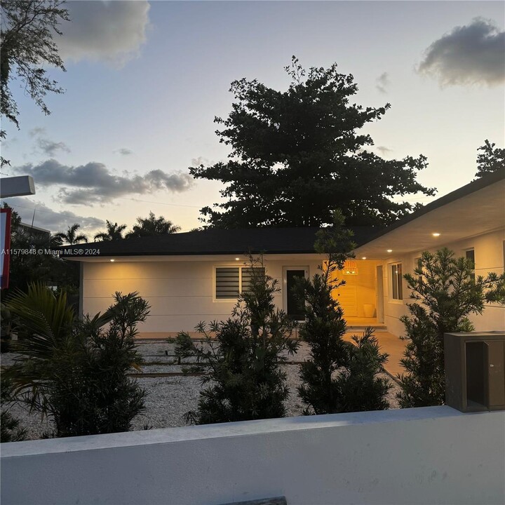 7800 NE 10th Ct in Miami, FL - Building Photo