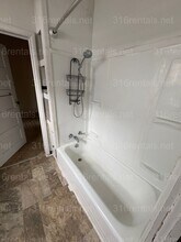 404 E 9th St in Newton, KS - Building Photo - Building Photo