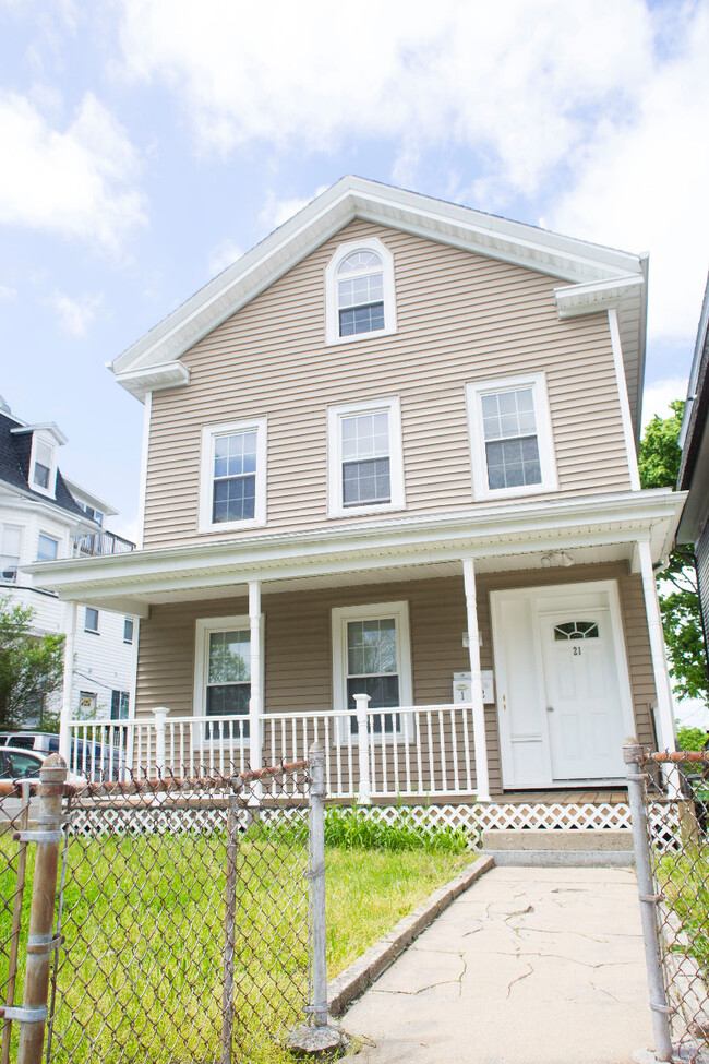 21 Alpine St, Unit 2 in Boston, MA - Foto de edificio - Building Photo