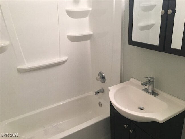 5248 Pebble Beach Blvd, Unit B in Las Vegas, NV - Building Photo - Building Photo