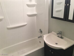 5248 Pebble Beach Blvd, Unit B in Las Vegas, NV - Building Photo - Building Photo