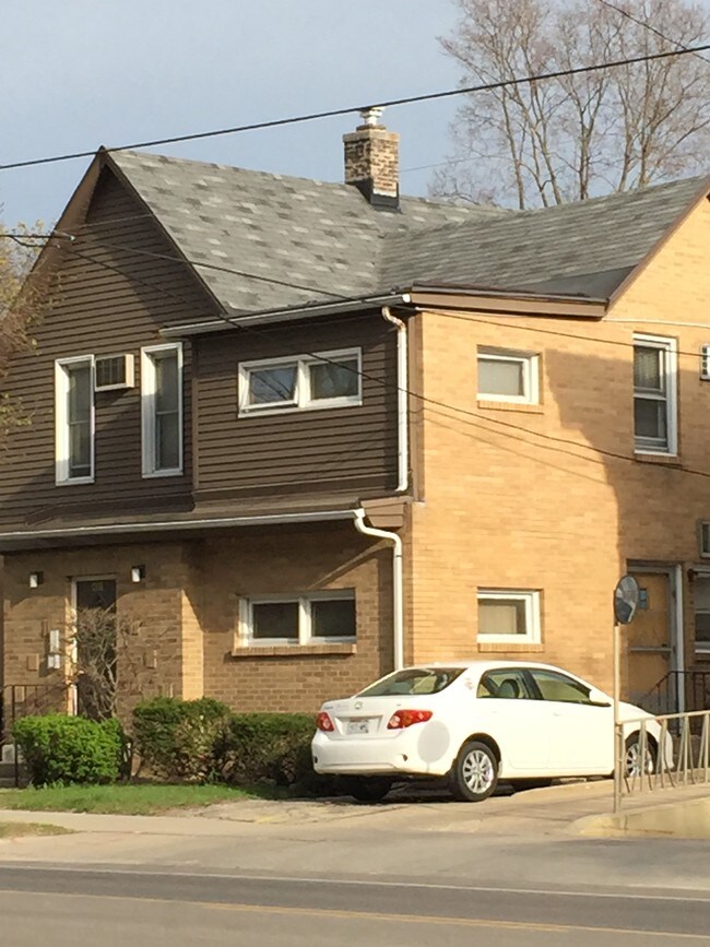 2111 University Ave Apartments and Nearby Madison Apartments For Rent