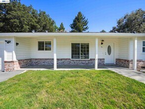 72 Orchard Ct in Alamo, CA - Building Photo - Building Photo