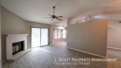 8957 W Rose Ln in Glendale, AZ - Foto de edificio - Building Photo