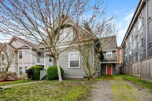 5250-5252 Brooklyn Ave NE in Seattle, WA - Building Photo