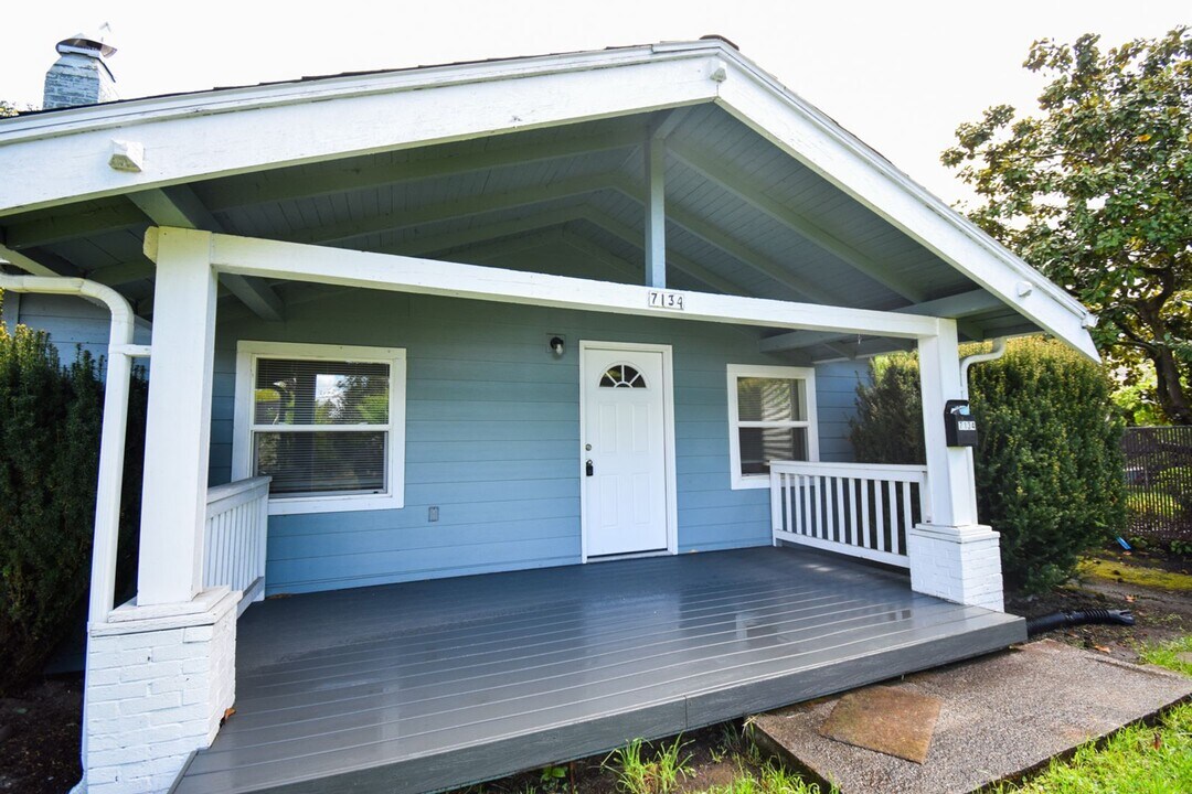 7134 N Greeley Ave in Portland, OR - Building Photo
