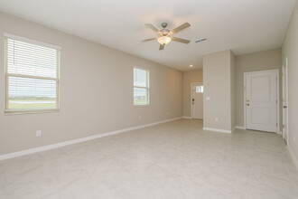 2182 Azure Vw Wy in Lutz, FL - Building Photo - Building Photo