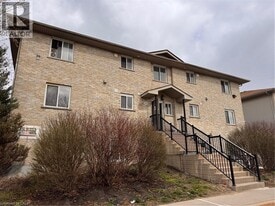 44 Walnut St in Kitchener, ON - Building Photo
