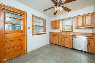 6708 Madison Ave in Urbandale, IA - Building Photo - Building Photo