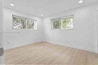 2560 NW 122nd St in Miami, FL - Building Photo - Building Photo
