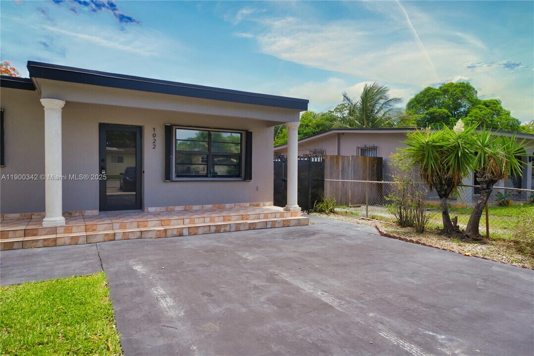 1022 E 18th St in Hialeah, FL - Building Photo