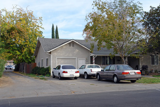 1053 Las Palmas Ave in Sacramento, CA - Building Photo - Building Photo