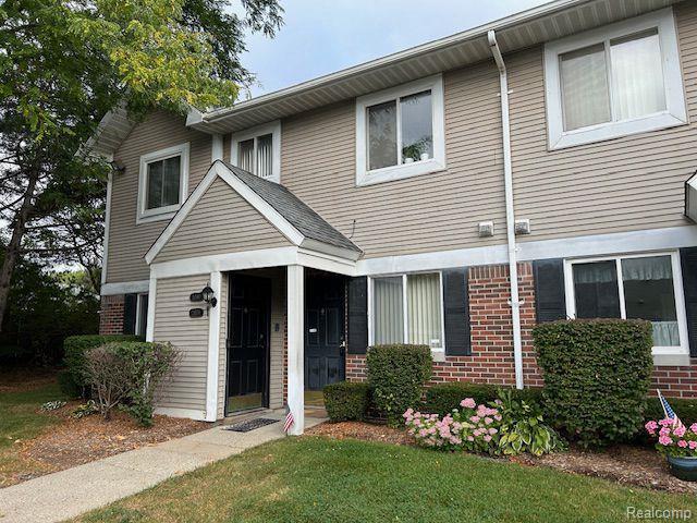 31578 Orchard Creek in Farmington Hills, MI - Foto de edificio