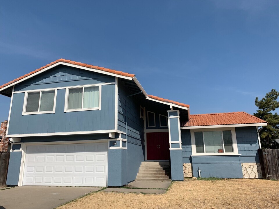 6830 Rancho Adobe Dr in Sacramento, CA - Building Photo