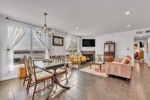 7320 Hawthorn Ave, Unit 422 in Los Angeles, CA - Building Photo