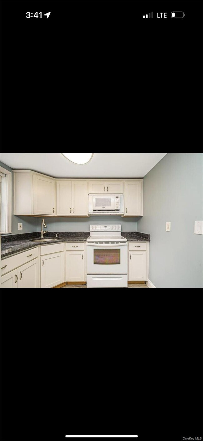 173 Canal Rd in Port Jefferson Station, NY - Foto de edificio - Building Photo