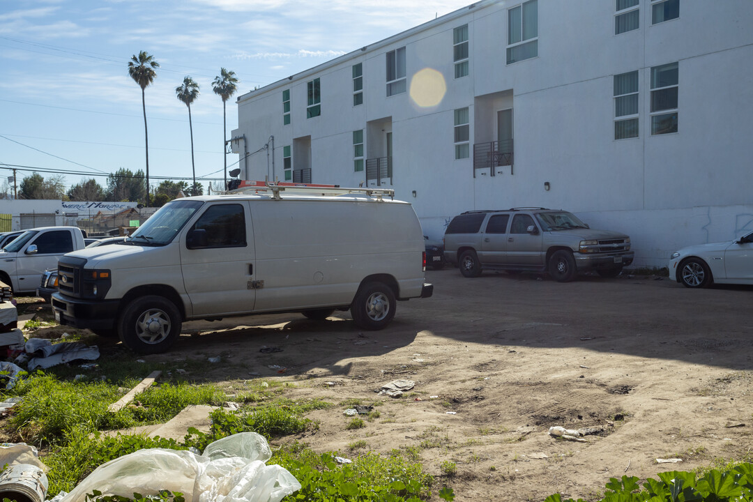 14824 Delano St in Van Nuys, CA - Building Photo