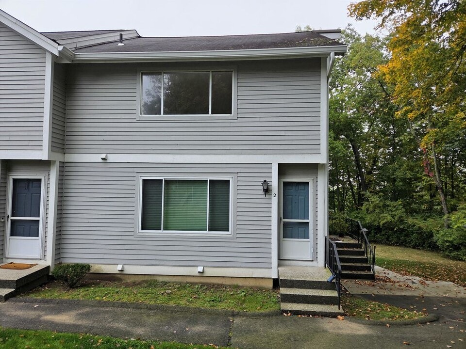 151 Shelter Rock Rd in Danbury, CT - Building Photo