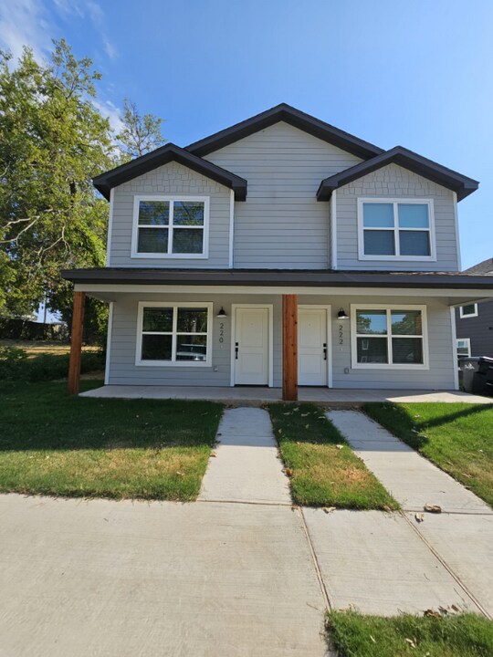 220 W Bond St in Denison, TX - Foto de edificio