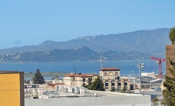 2480 Bancroft Way, Unit 01-02 in Berkeley, CA - Foto de edificio - Building Photo