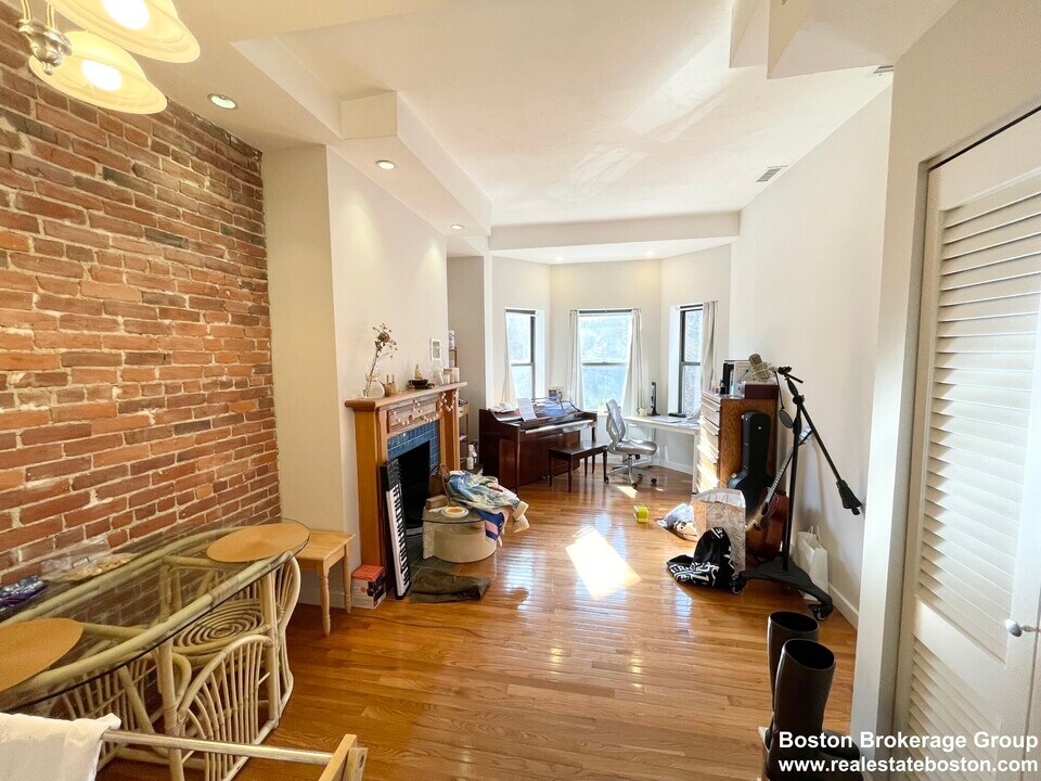 71 Gainsborough St, Unit 301 in Boston, MA - Building Photo