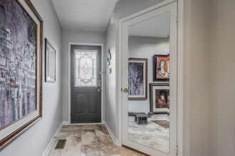 5230 Glen Erin Dr in Mississauga, ON - Building Photo - Building Photo