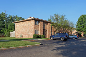 McNaughten Plaza in Columbus, OH - Building Photo - Building Photo