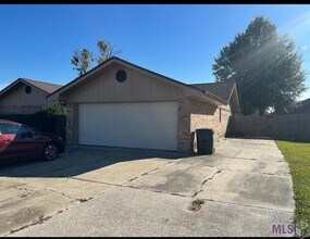 211 Chantilly Dr in Houma, LA - Foto de edificio - Building Photo