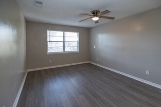 Caroline Village in Jacksonville, FL - Foto de edificio - Interior Photo