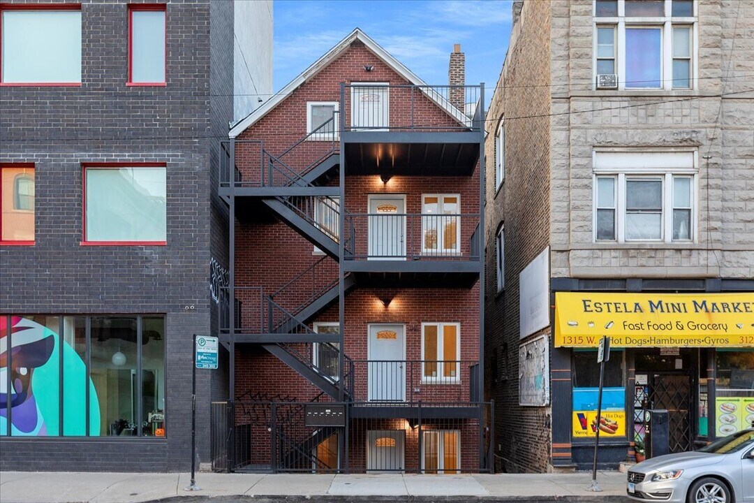 1313 W Chicago Ave in Chicago, IL - Building Photo