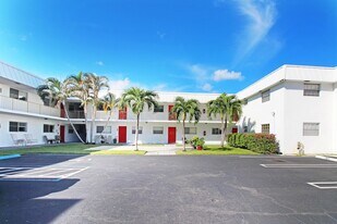 402 Lake Shore Dr, Unit Unit 207 in Lake Park, FL - Building Photo