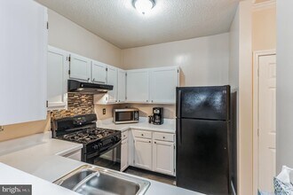 14303 Grape Holly Grove-Unit -11 in Centreville, VA - Building Photo - Building Photo