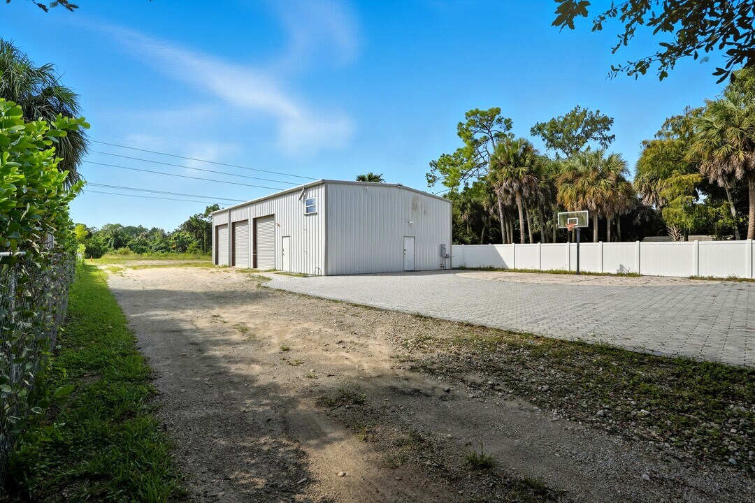 6070 Lancewood Way in Naples, FL - Building Photo