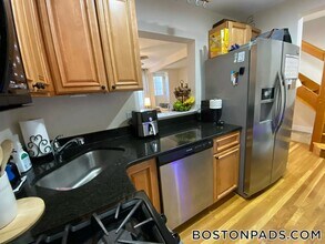 470 E 3rd St, Unit 1 in Boston, MA - Foto de edificio - Building Photo