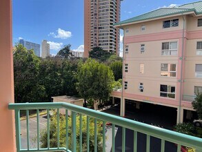 1080 Ala Napunani St in Honolulu, HI - Building Photo - Building Photo